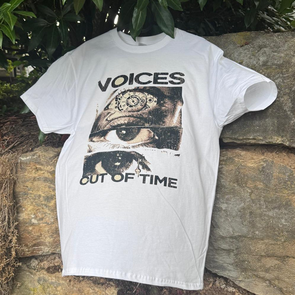 T-Shirt mit markantem VOICES-Design.